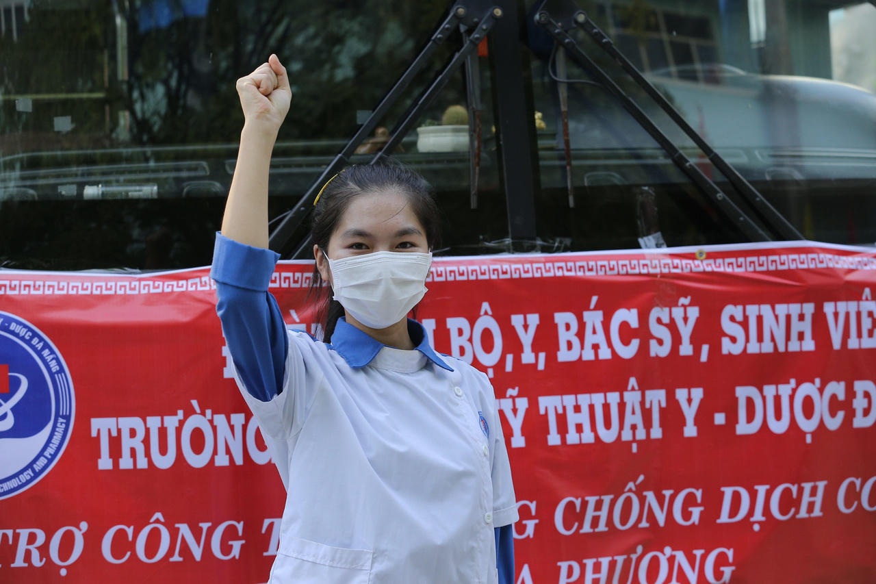 100 cán bộ, sinh viên Đại học kỹ thuật Y - Dược Đà Nẵng lên đường hỗ trợ Phú Yên chống dịch