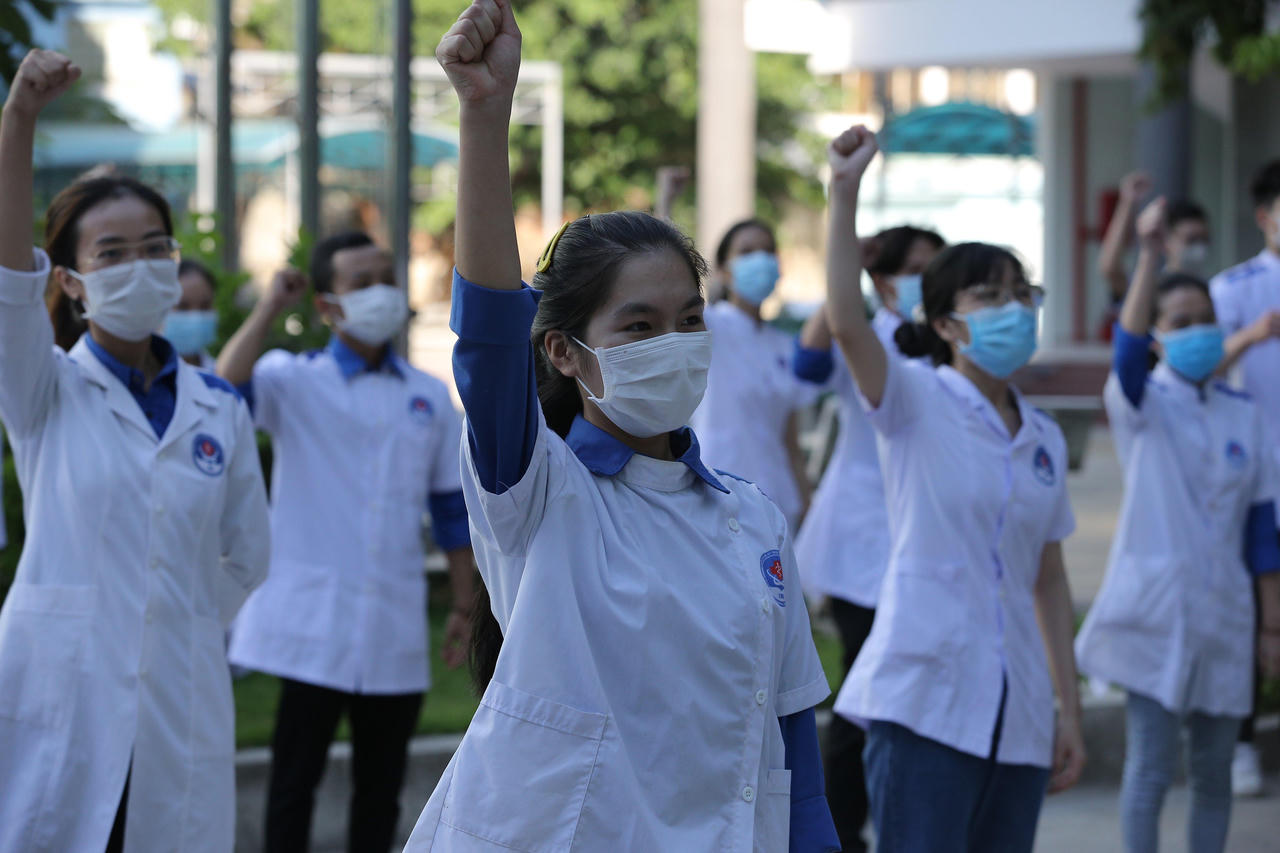 100 cán bộ, sinh viên Đại học kỹ thuật Y - Dược Đà Nẵng lên đường hỗ trợ Phú Yên chống dịch