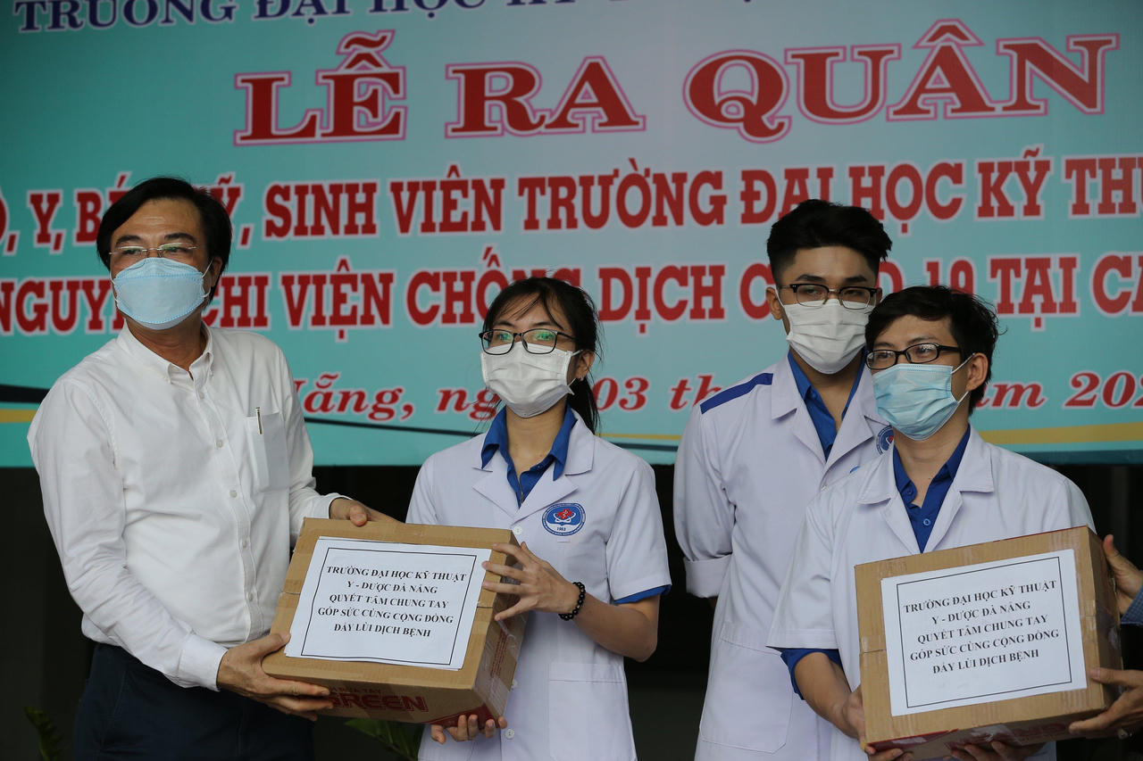 100 cán bộ, sinh viên Đại học kỹ thuật Y - Dược Đà Nẵng lên đường hỗ trợ Phú Yên chống dịch