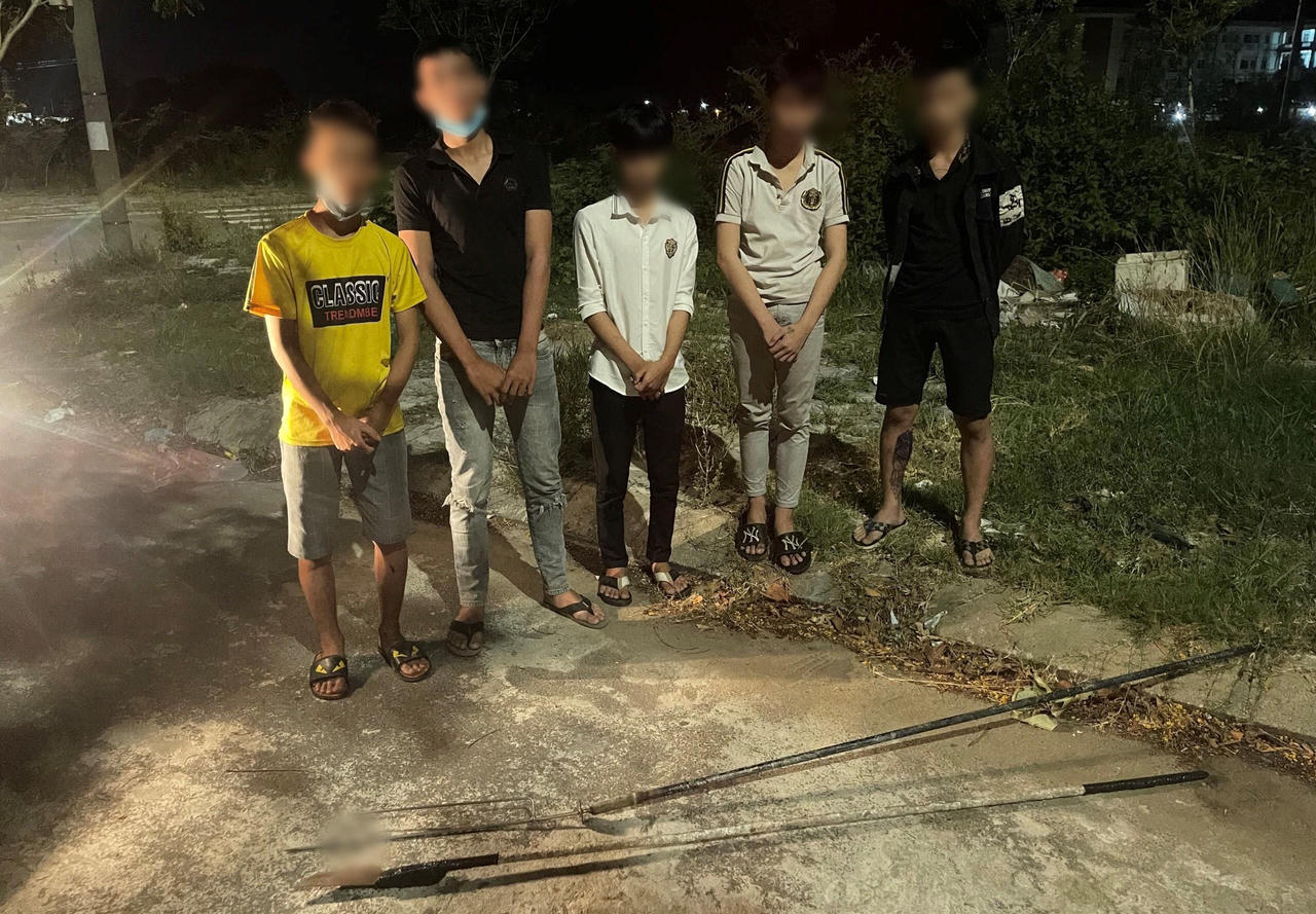 Nhóm thiếu niên vác dao, kiếm đi hỗn chiến