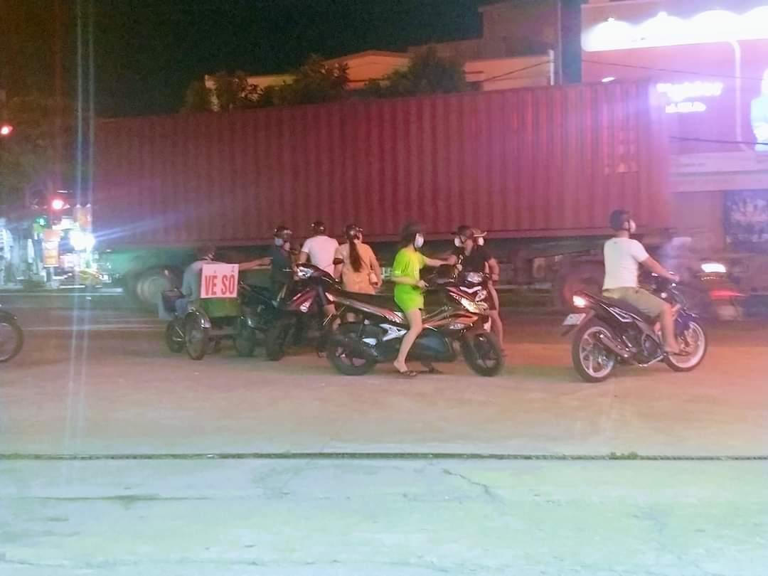 Xe máy va chạm với container, nam thanh niên thiệt mạng