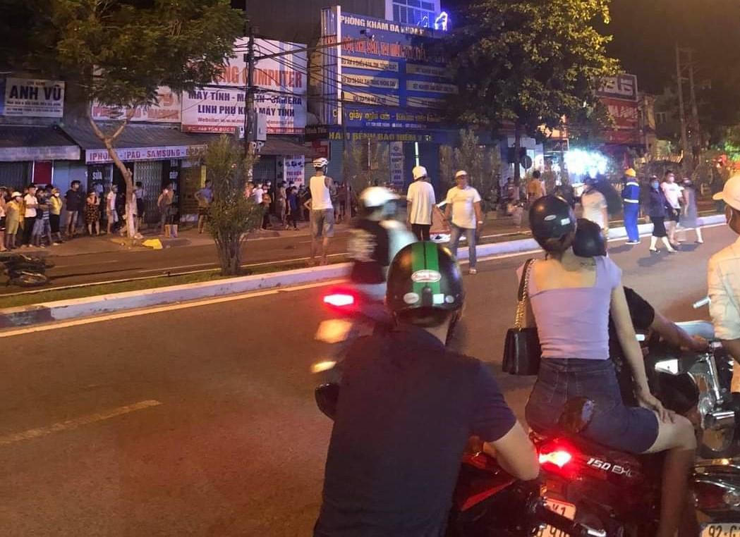 Xe máy va chạm với container, nam thanh niên thiệt mạng