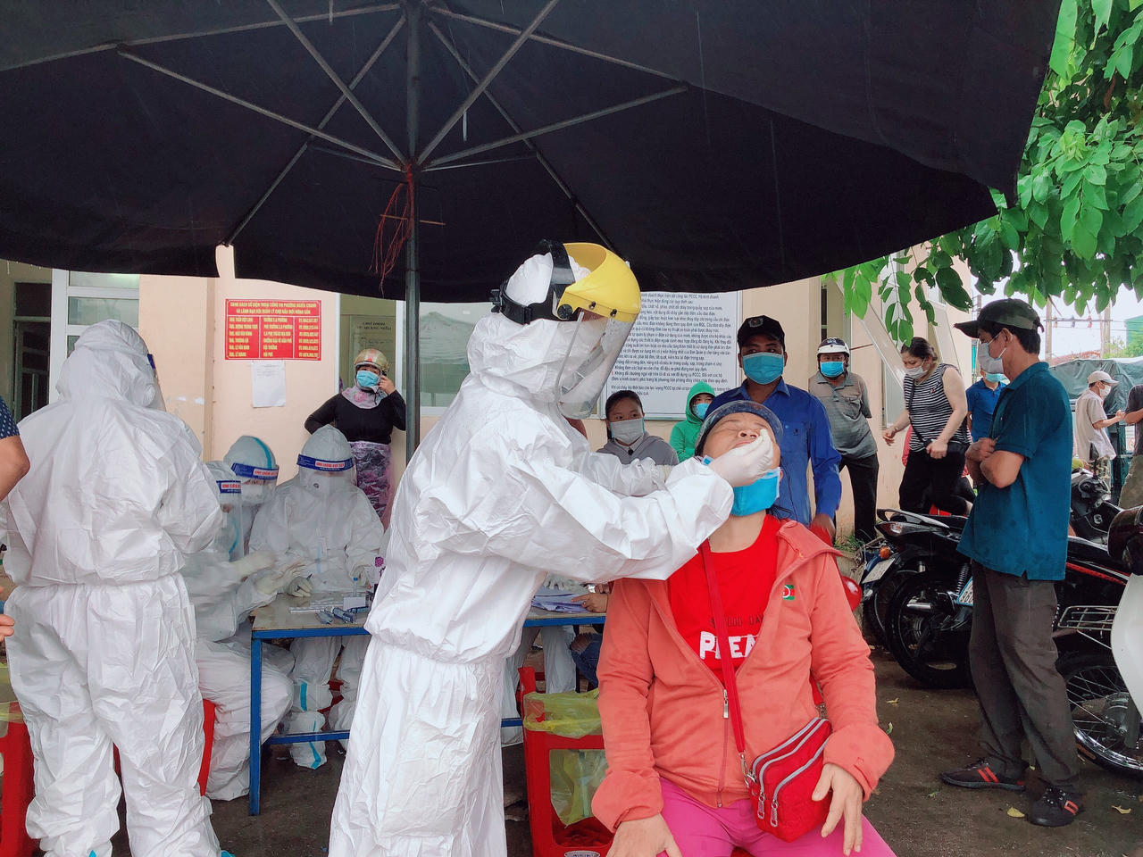 Quảng Nam phong toả chợ, TP Quảng Ngãi dừng kinh doanh ăn uống tại chỗ