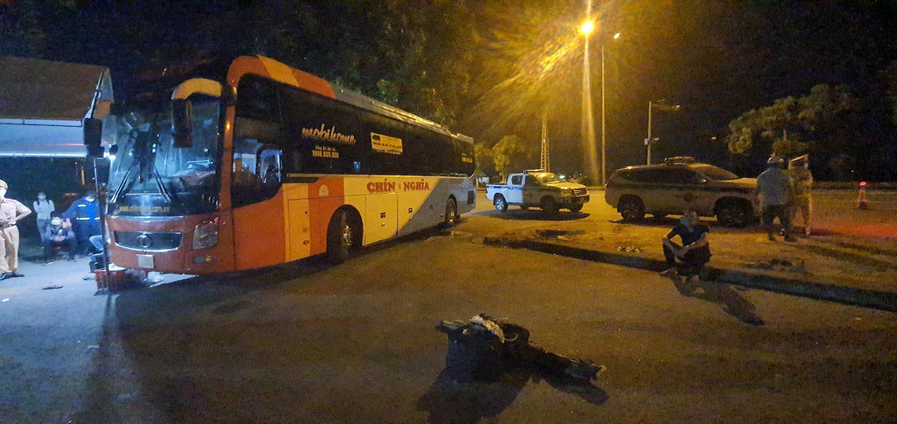 Tài xế nhốt CSGT trên xe khách, tông chốt kiểm dịch COVID-19 lĩnh 18 tháng tù