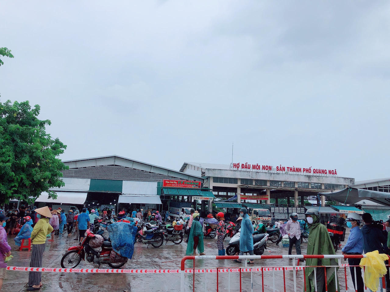 Quảng Nam phong toả chợ, TP Quảng Ngãi dừng kinh doanh ăn uống tại chỗ