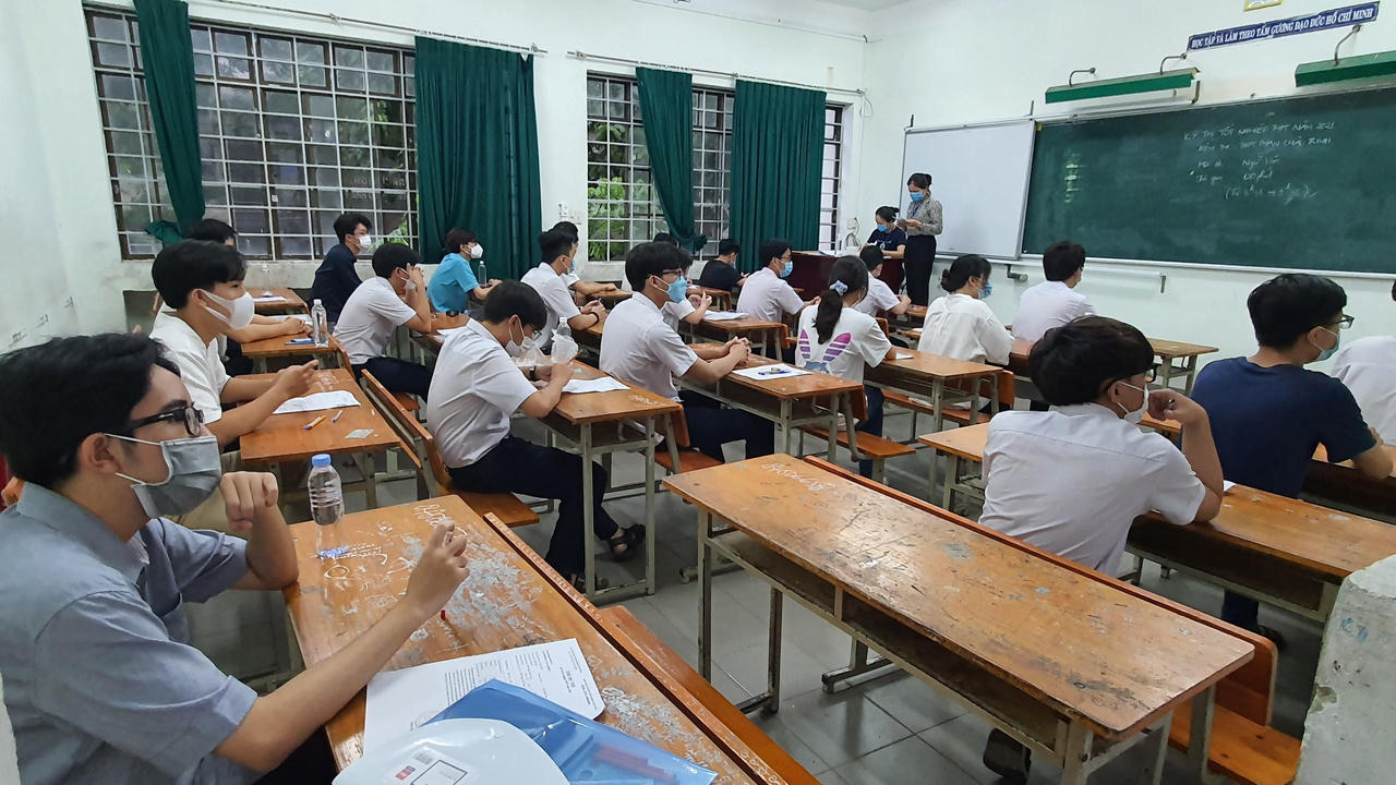 Thí sinh Đà Nẵng đi xe cứu thương, trùm kín bảo hộ tới trường thi