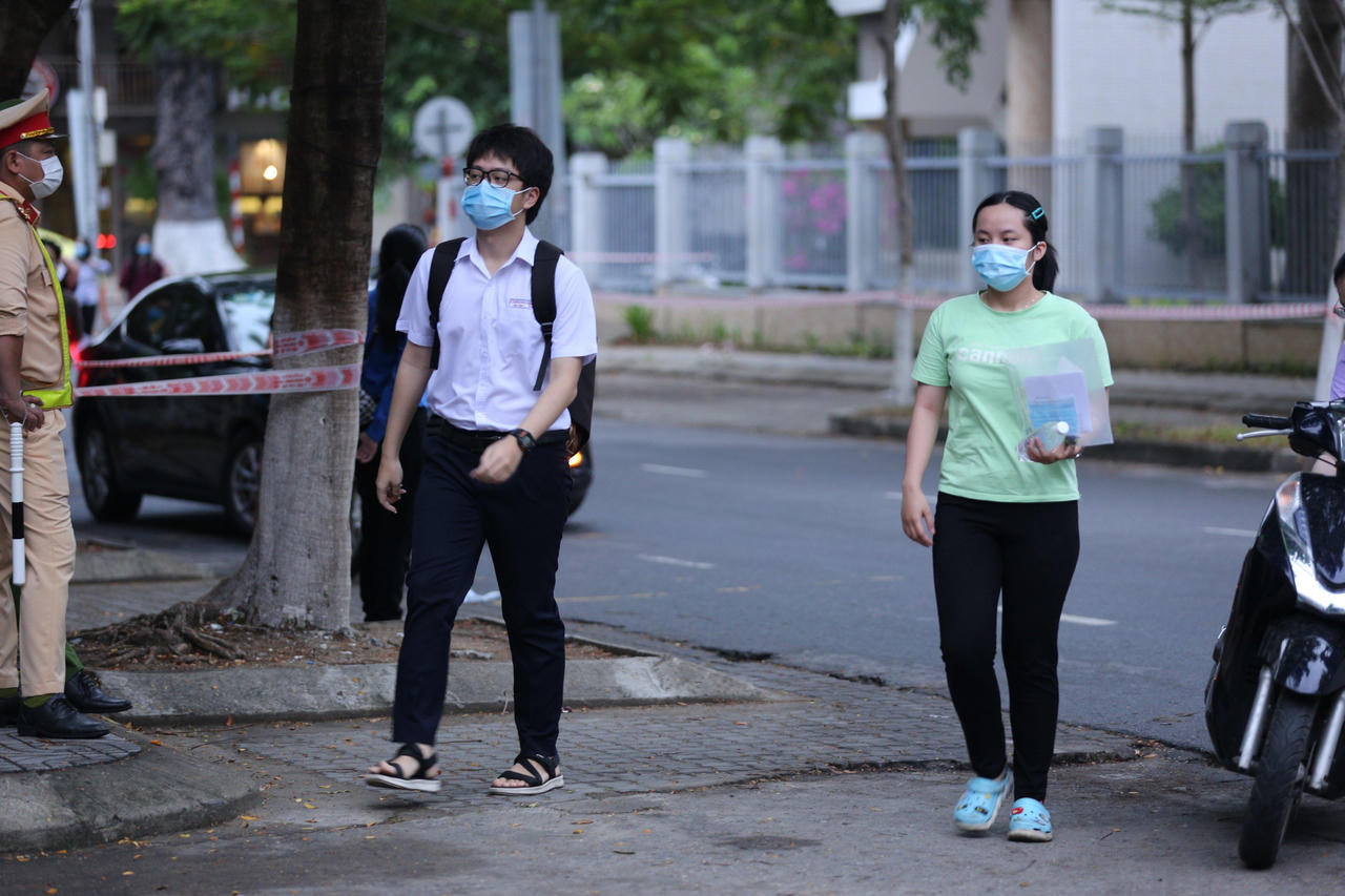 Thí sinh Đà Nẵng đi xe cứu thương, trùm kín bảo hộ tới trường thi