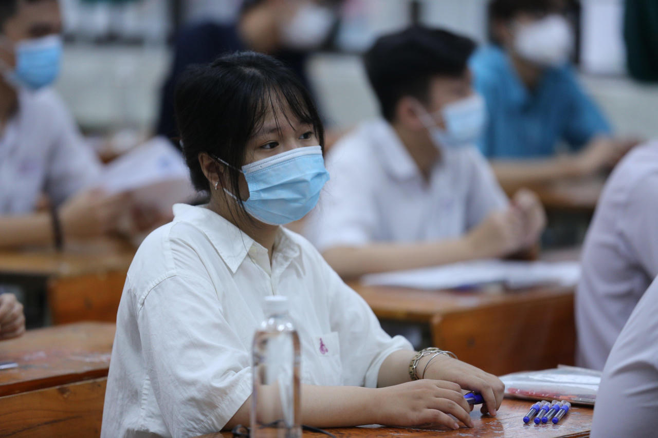 Thí sinh Đà Nẵng đi xe cứu thương, trùm kín bảo hộ tới trường thi