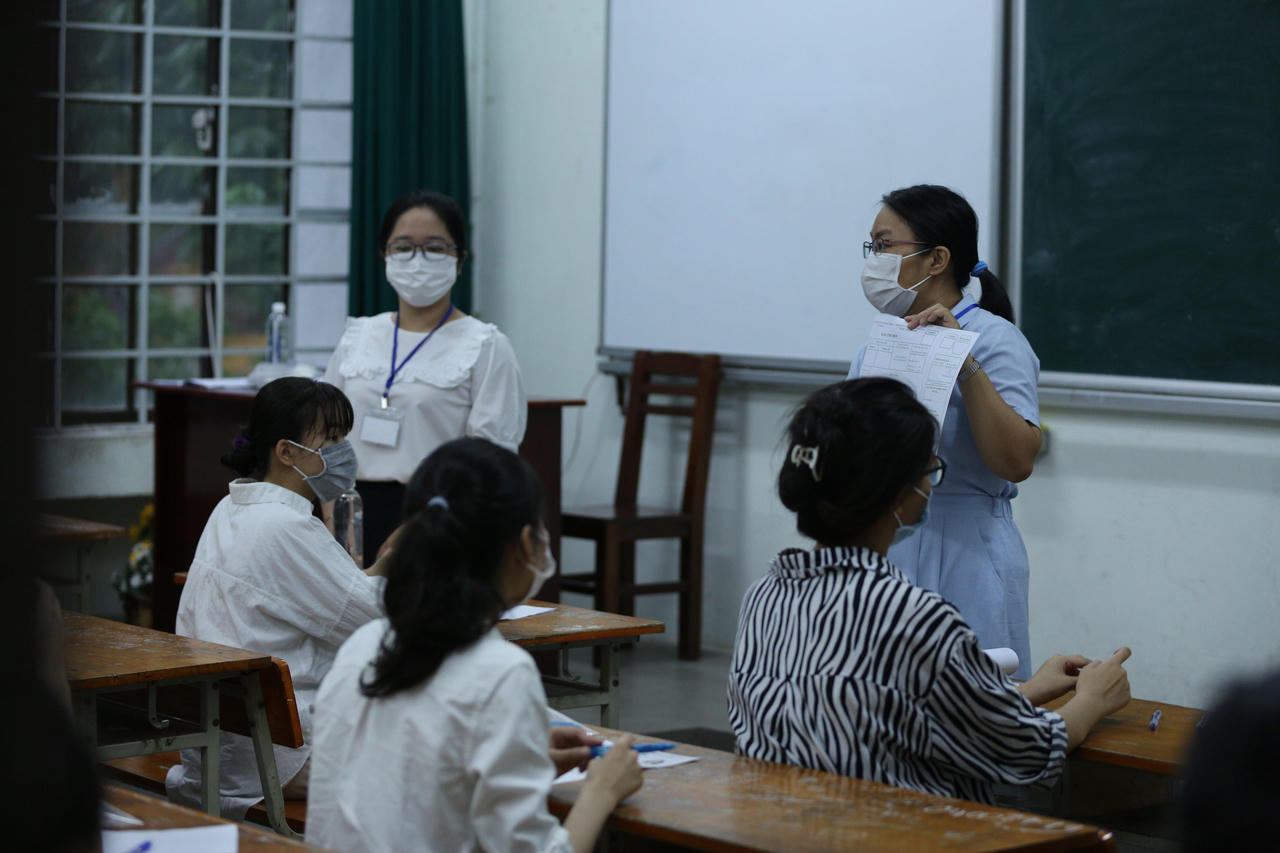 Thí sinh Đà Nẵng đi xe cứu thương, trùm kín bảo hộ tới trường thi