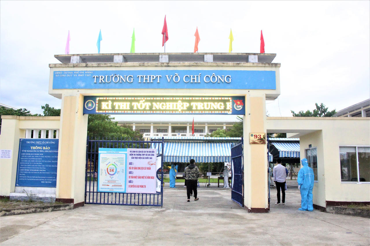 Thí sinh Đà Nẵng đi xe cứu thương, trùm kín bảo hộ tới trường thi