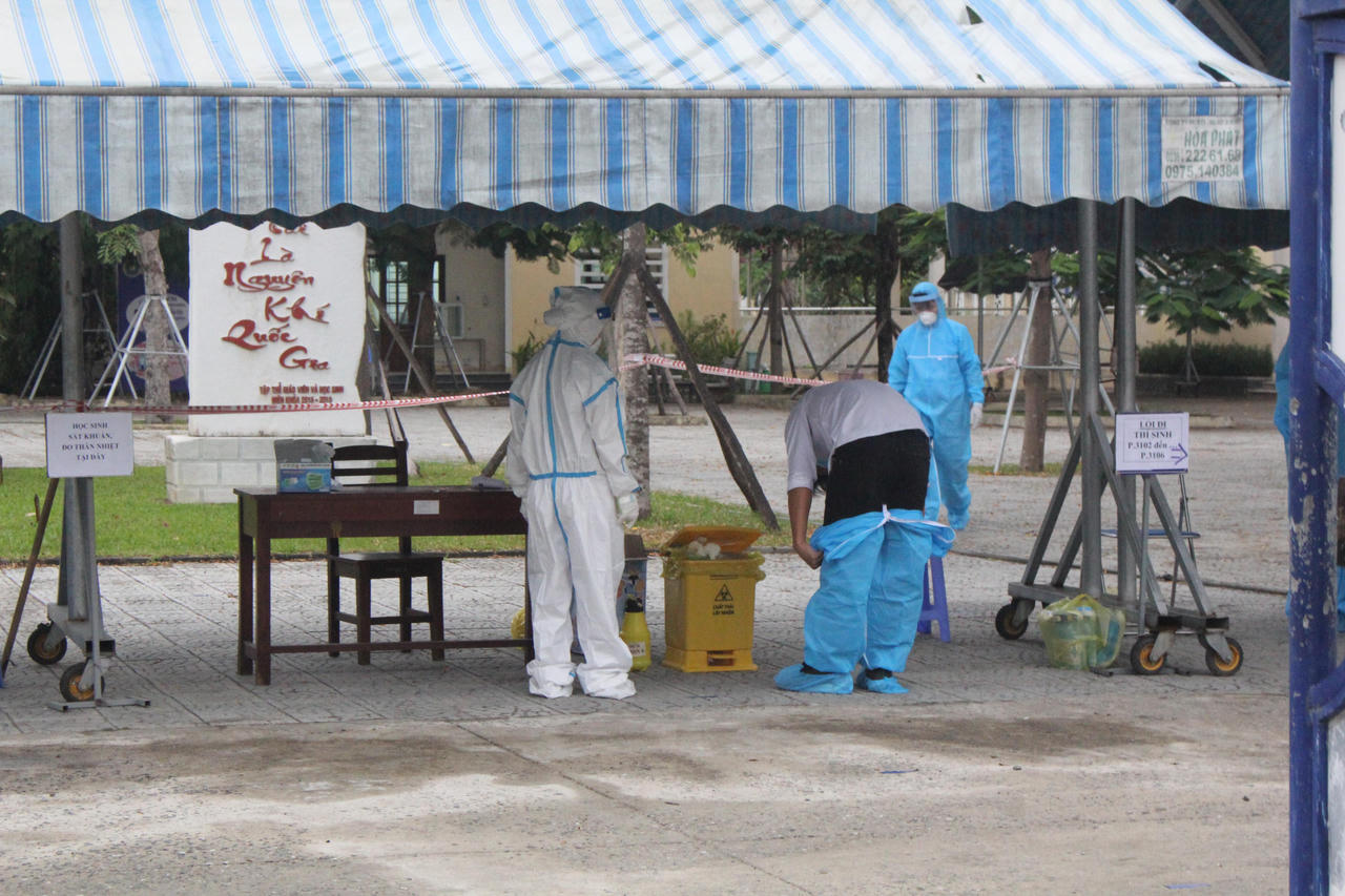 Thí sinh Đà Nẵng đi xe cứu thương, trùm kín bảo hộ tới trường thi