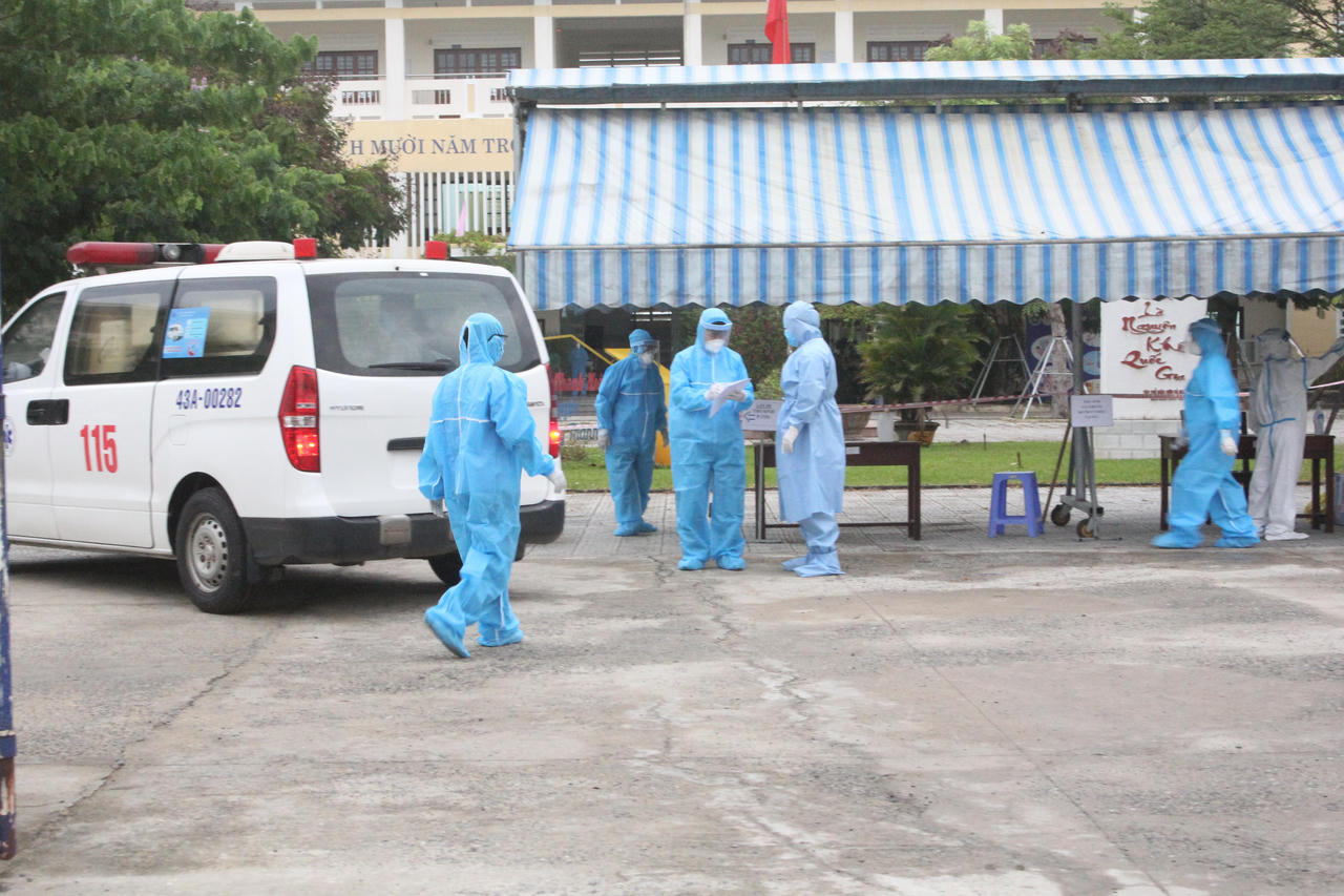 Thí sinh Đà Nẵng đi xe cứu thương, trùm kín bảo hộ tới trường thi