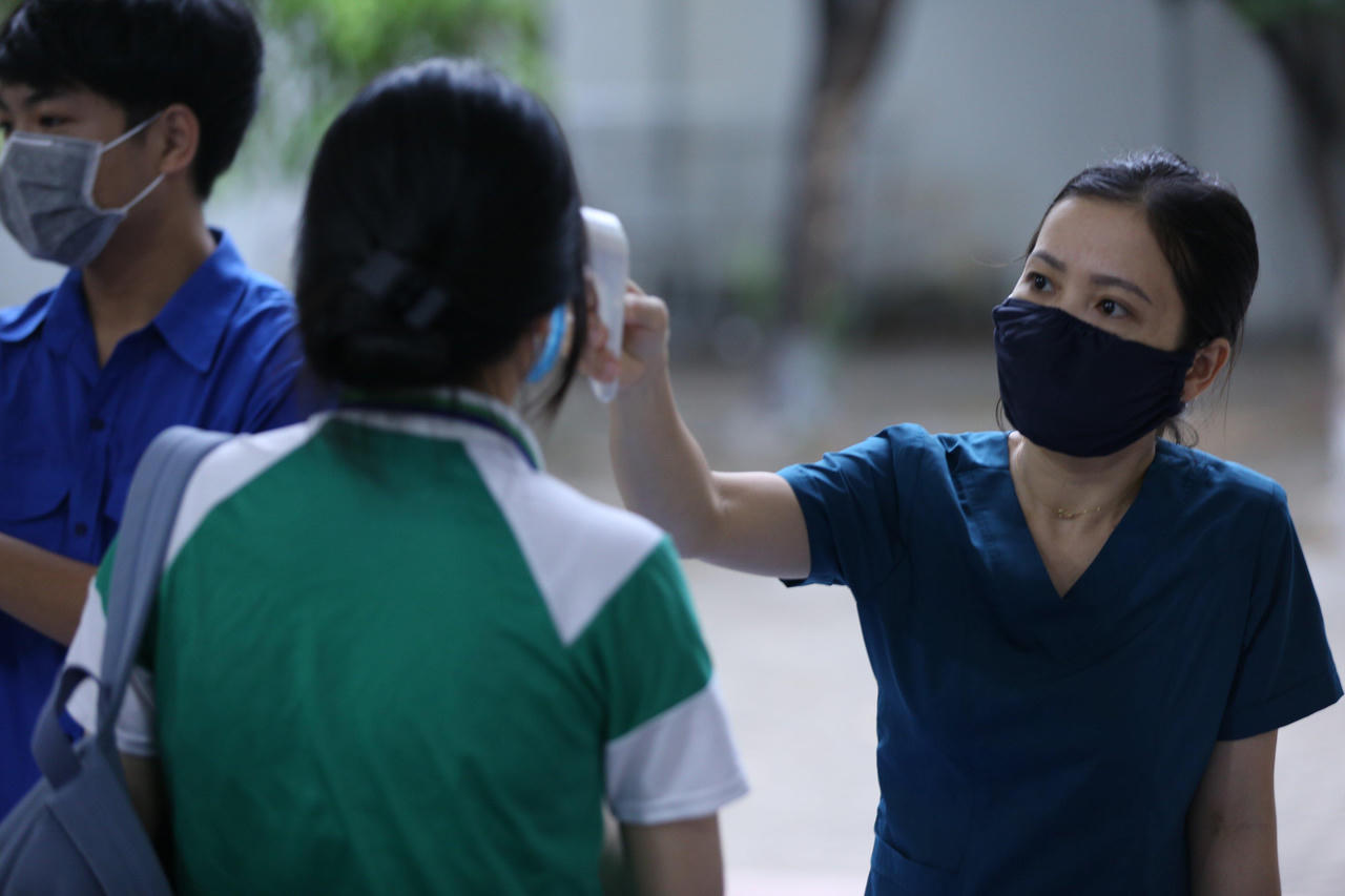 Thí sinh Đà Nẵng đi xe cứu thương, trùm kín bảo hộ tới trường thi