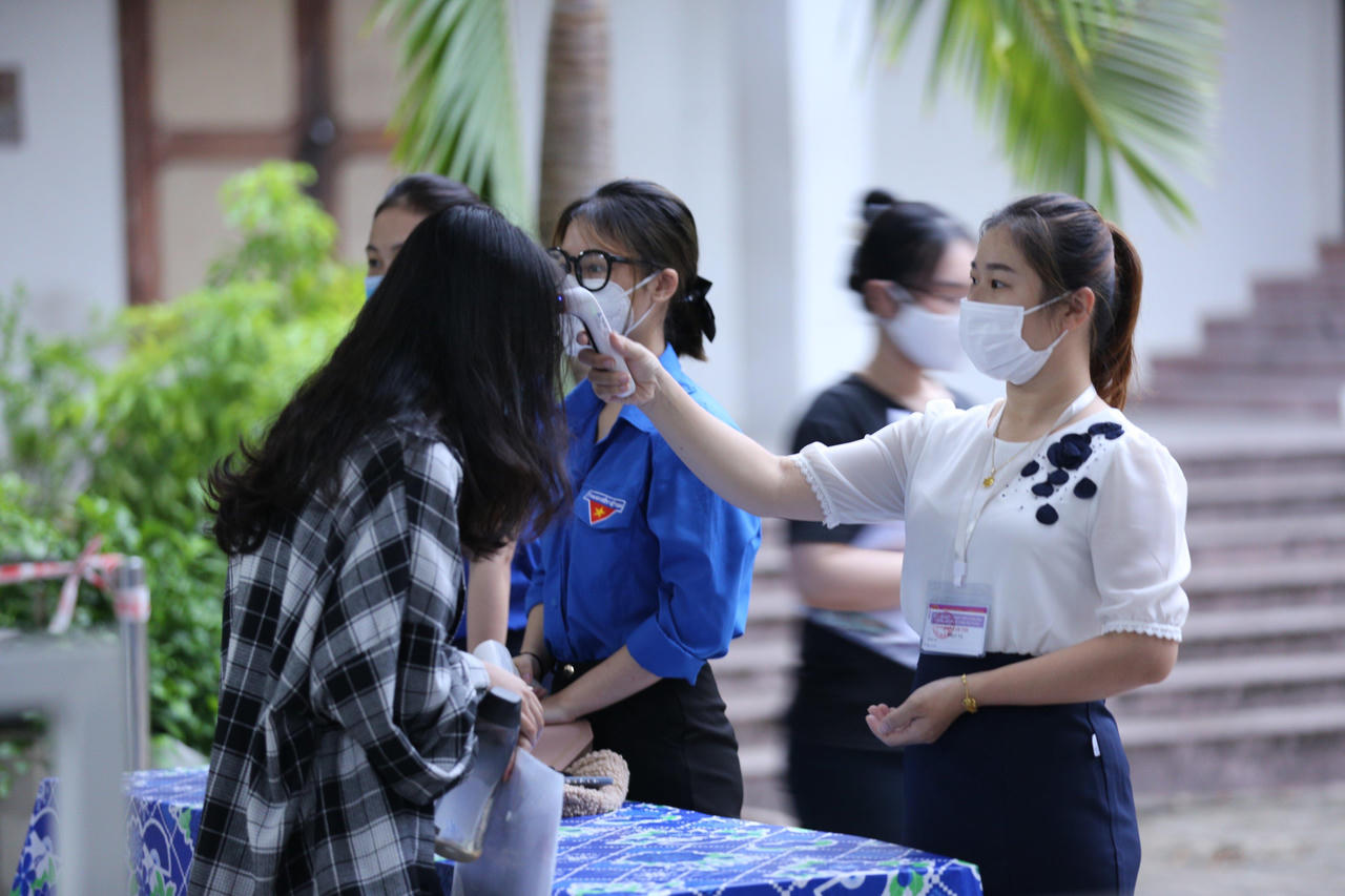 Thí sinh Đà Nẵng đi xe cứu thương, trùm kín bảo hộ tới trường thi