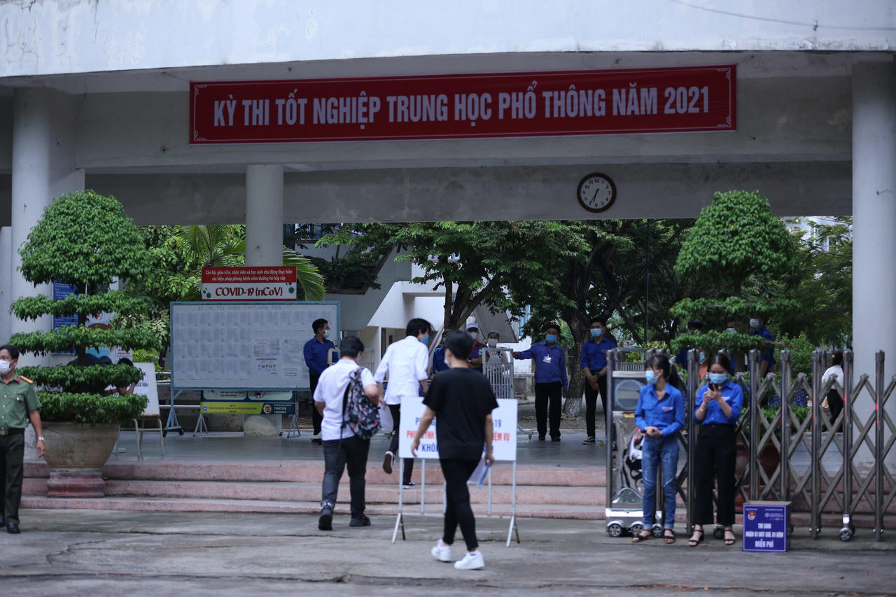 Thí sinh Đà Nẵng đi xe cứu thương, trùm kín bảo hộ tới trường thi