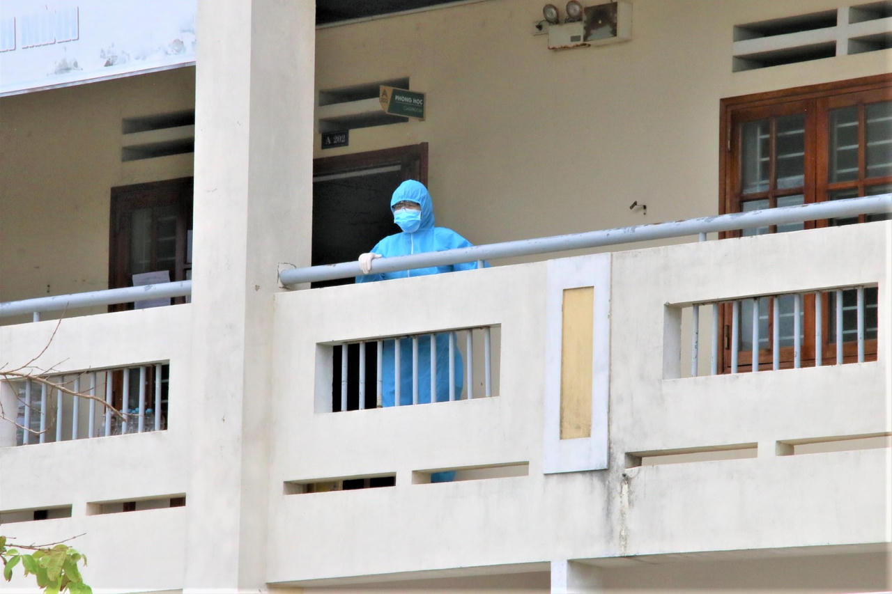 Thí sinh Đà Nẵng đi xe cứu thương, trùm kín bảo hộ tới trường thi