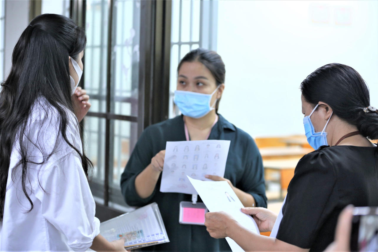 Thí sinh Đà Nẵng đi xe cứu thương, trùm kín bảo hộ tới trường thi