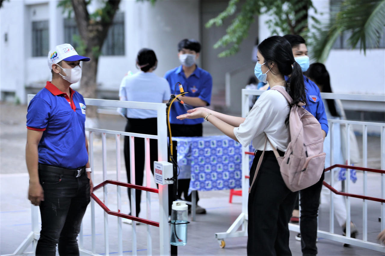 Thí sinh Đà Nẵng đi xe cứu thương, trùm kín bảo hộ tới trường thi