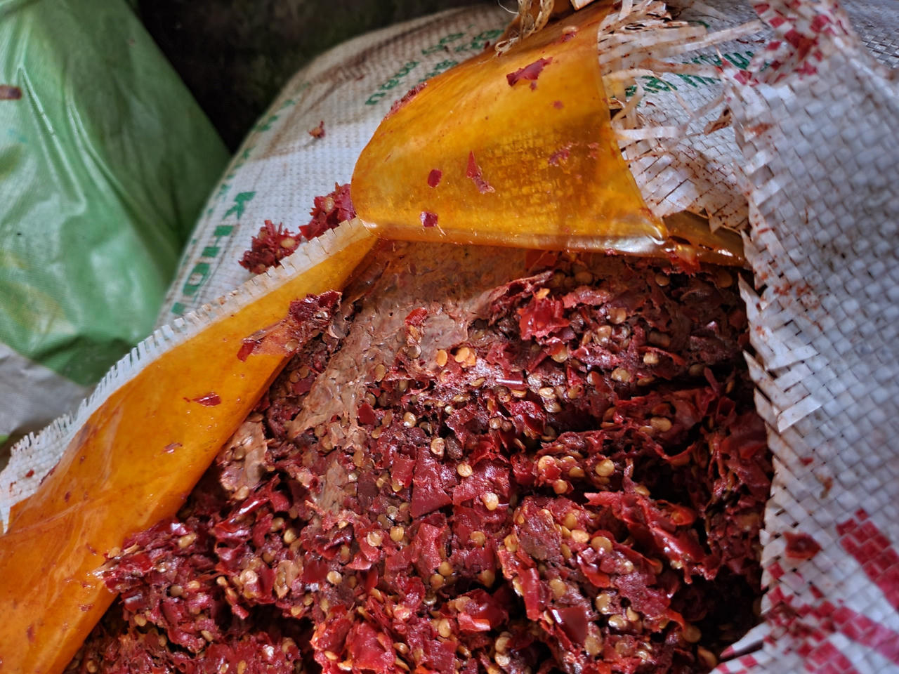 Phát hiện kho chứa 15 tấn tương ớt siêu bẩn chuẩn bị tiêu thụ tại các chợ ở Đà Nẵng