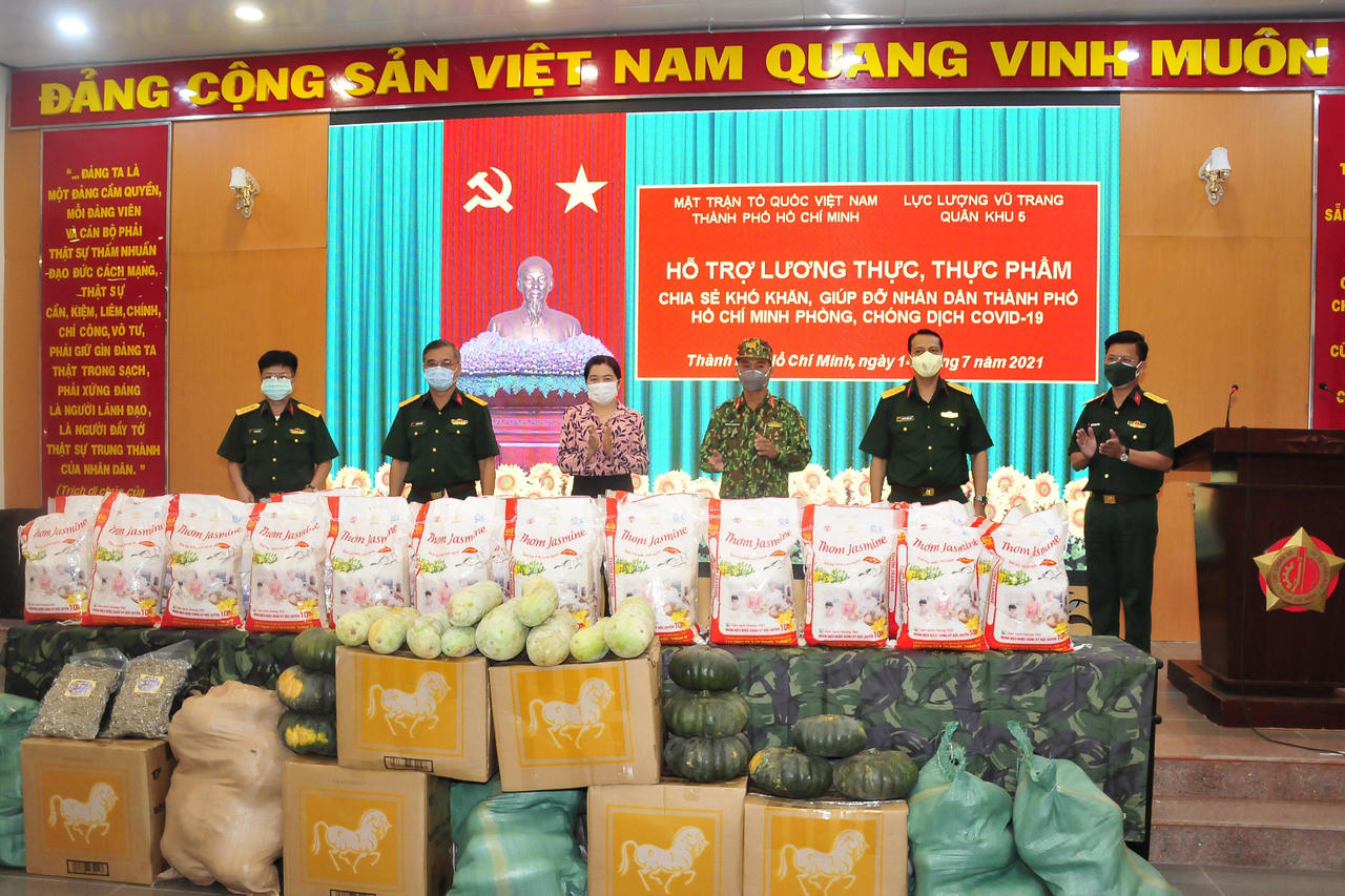Chuyến hàng nặng nghĩa của Quân khu 5 gửi vào tâm dịch TP. HCM