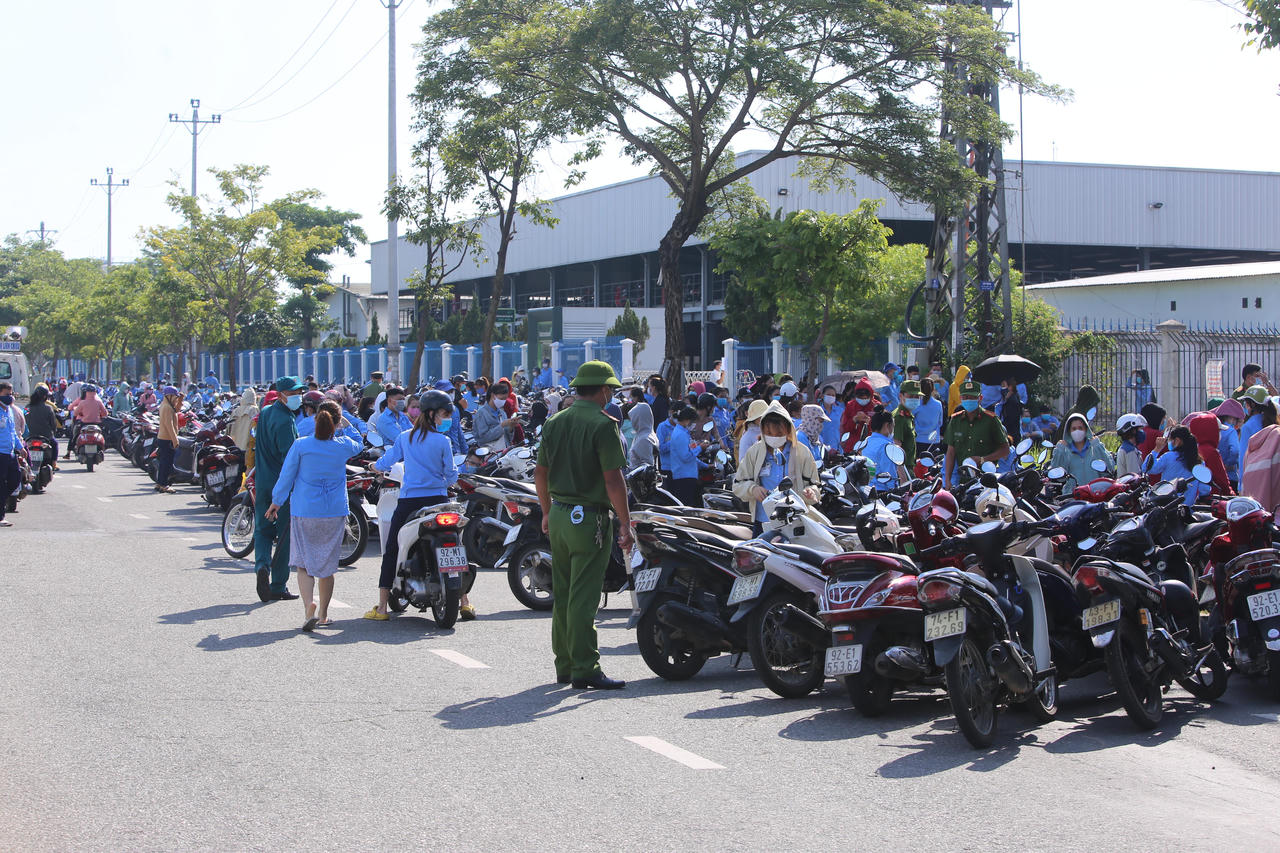 Hàng ngàn công nhân đội nắng chờ lấy mẫu xét nghiệm