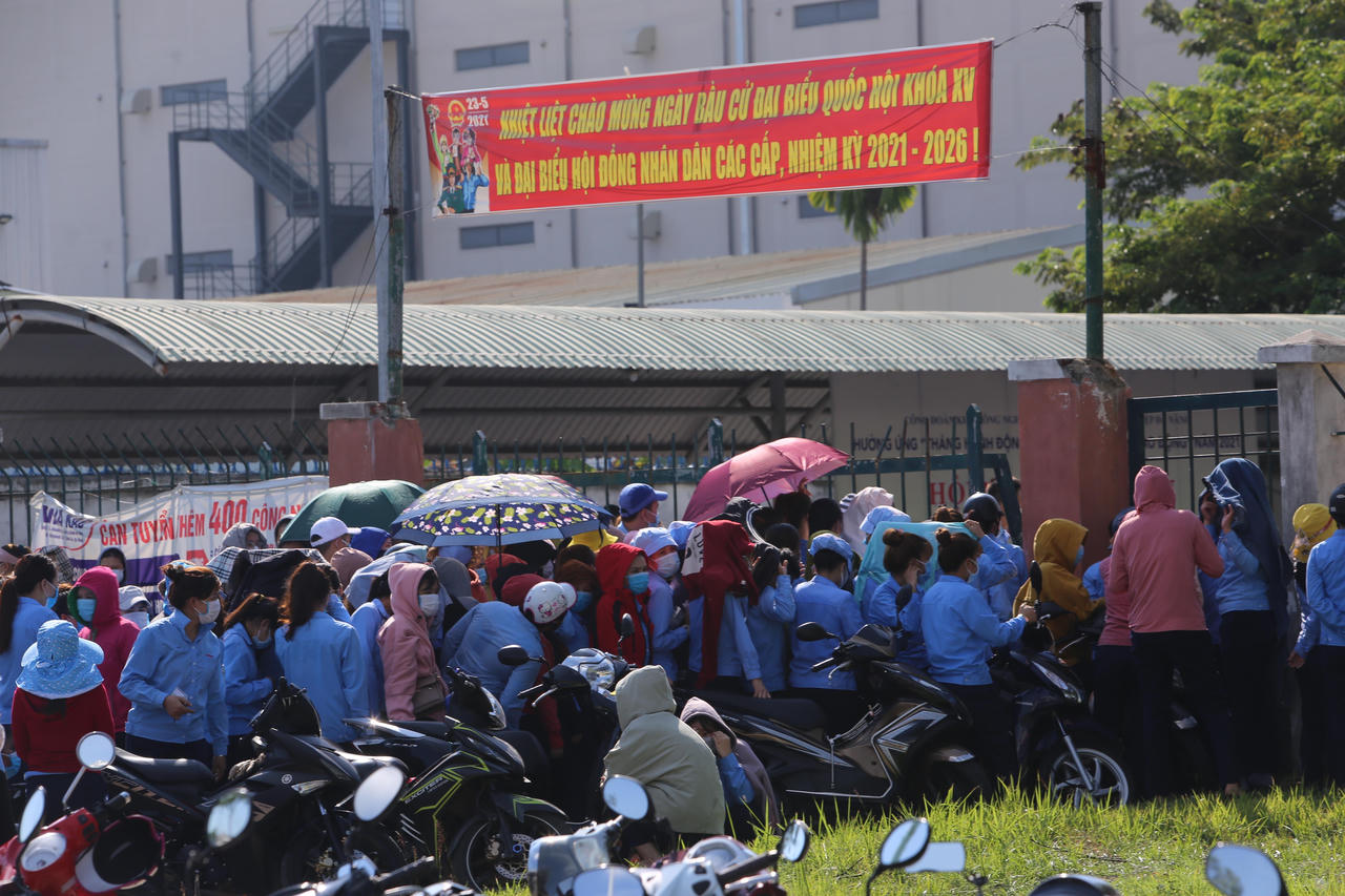 Hàng ngàn công nhân đội nắng chờ lấy mẫu xét nghiệm