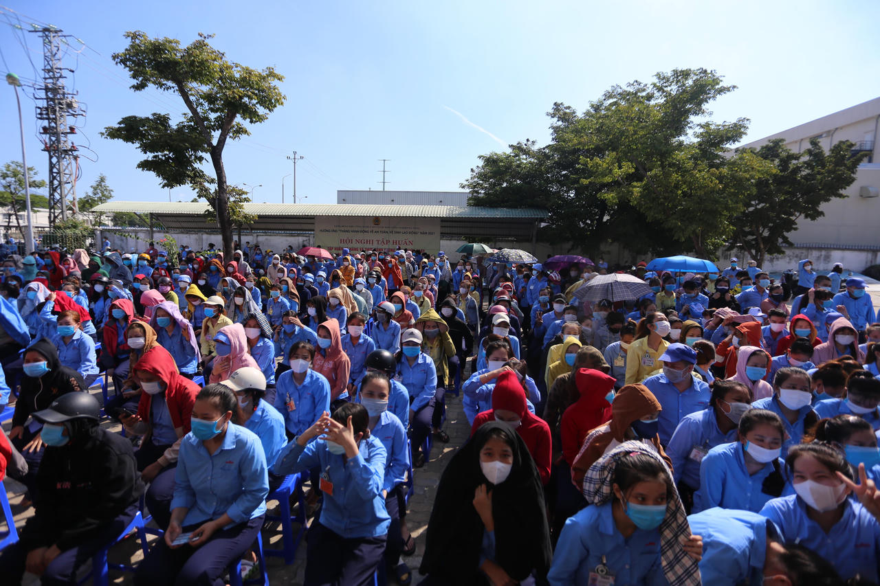 Hàng ngàn công nhân đội nắng chờ lấy mẫu xét nghiệm