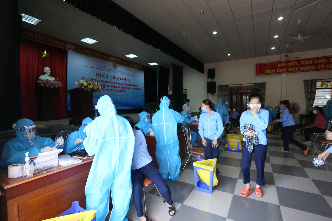 Hàng ngàn công nhân đội nắng chờ lấy mẫu xét nghiệm