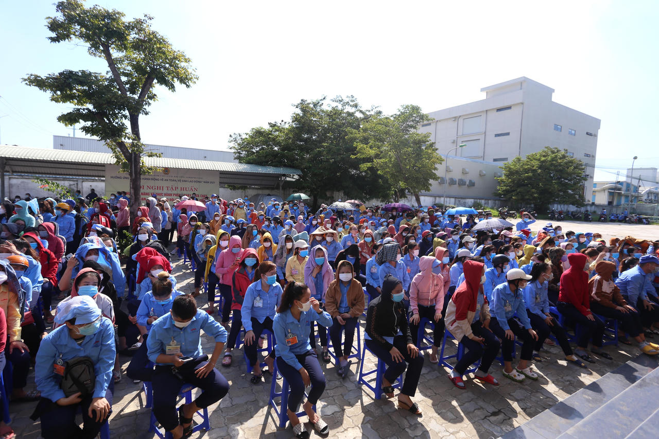 Hàng ngàn công nhân đội nắng chờ lấy mẫu xét nghiệm