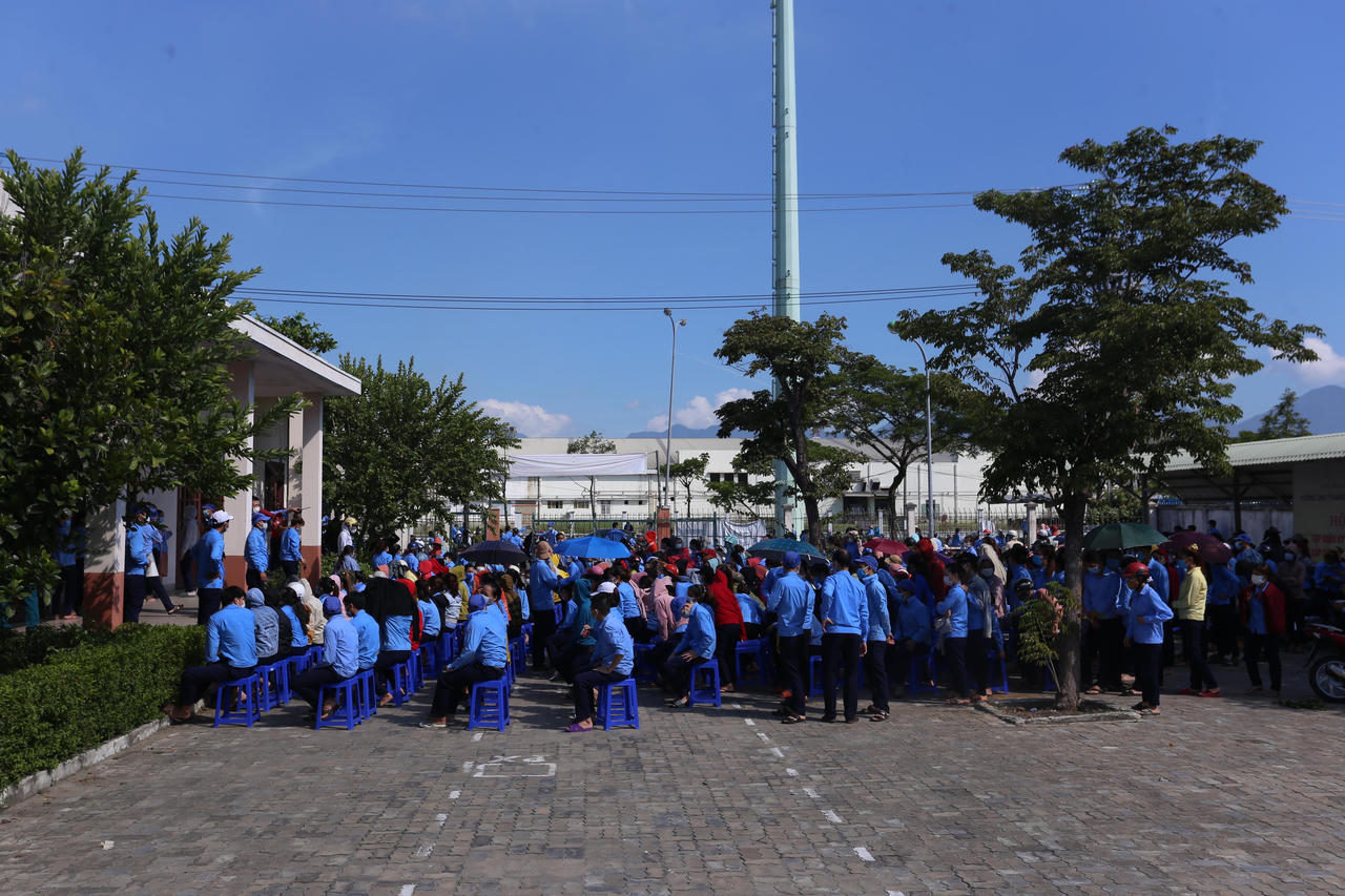 Hàng ngàn công nhân đội nắng chờ lấy mẫu xét nghiệm