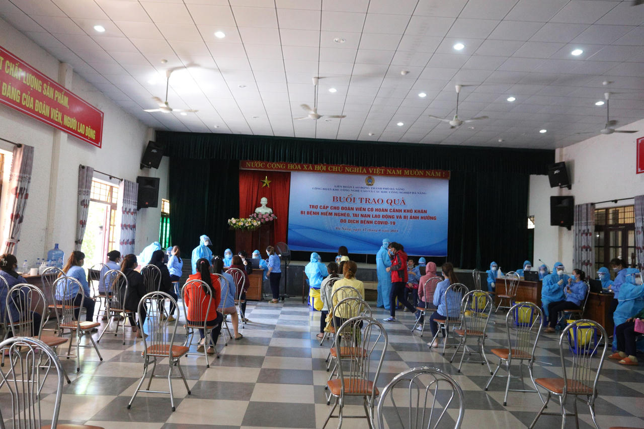 Hàng ngàn công nhân đội nắng chờ lấy mẫu xét nghiệm