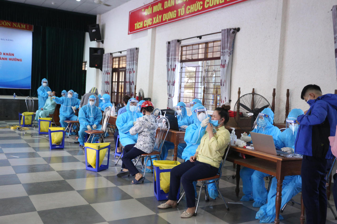 Hàng ngàn công nhân đội nắng chờ lấy mẫu xét nghiệm