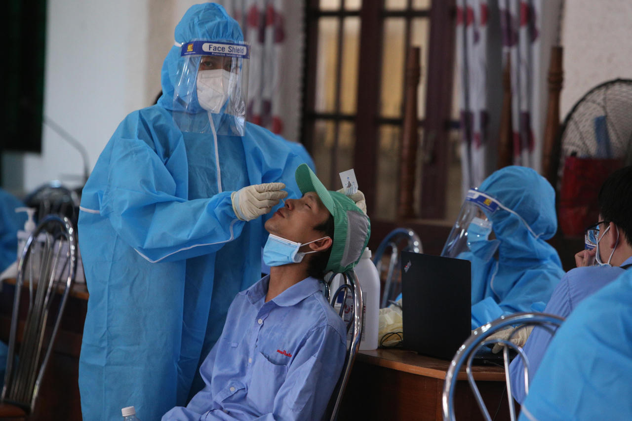 Hàng ngàn công nhân đội nắng chờ lấy mẫu xét nghiệm