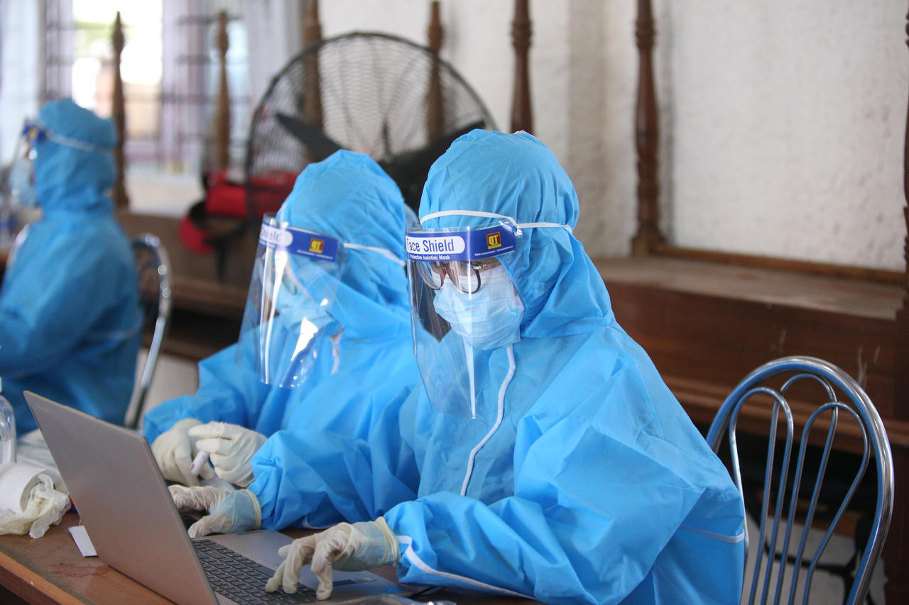 Hàng ngàn công nhân đội nắng chờ lấy mẫu xét nghiệm