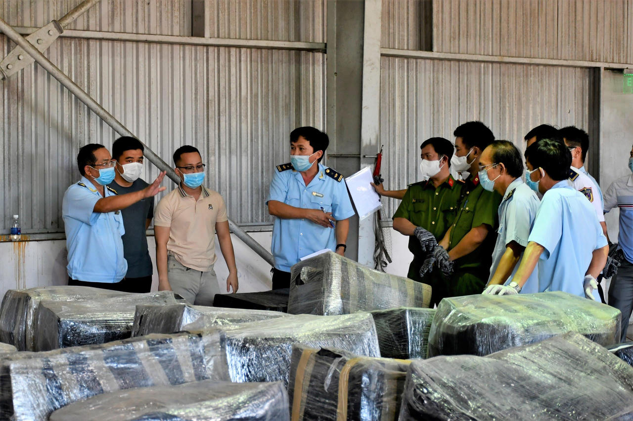 Bắt giữ số lượng "khủng" sừng tê giác và xương động vật hoang dã núp bóng gỗ Nam Phi