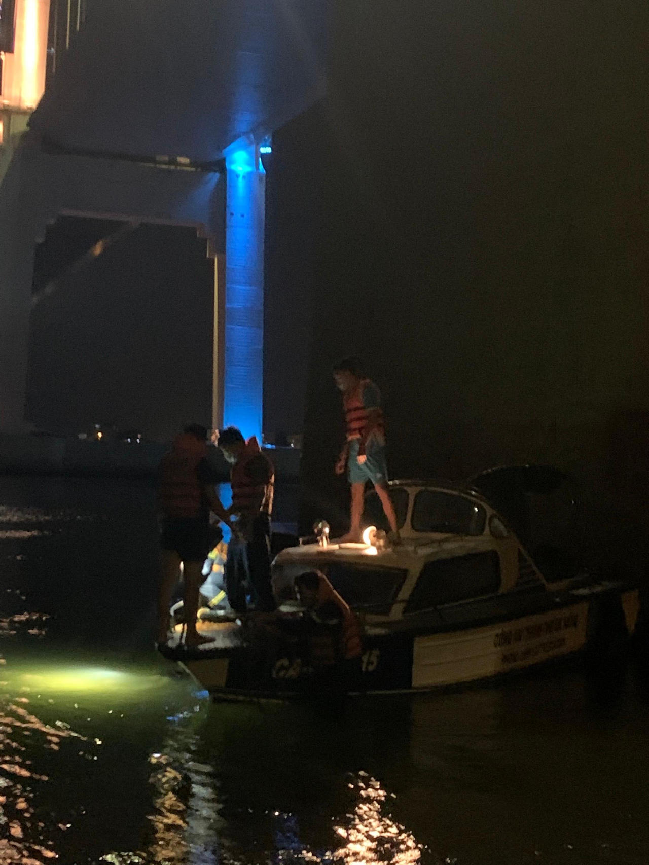 Nam nhân viên giao hàng nhảy cầu Thuận Phước trong đêm