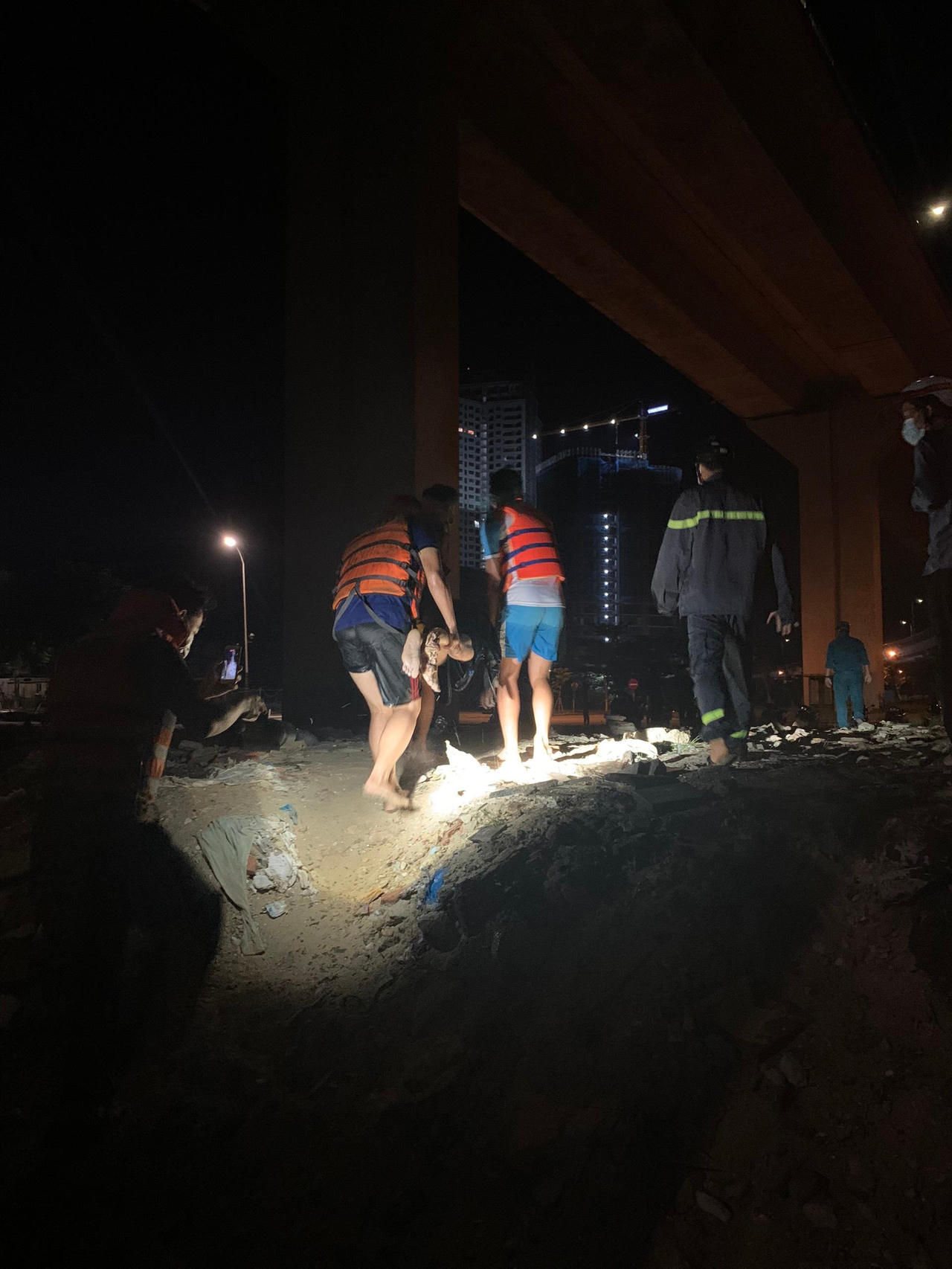 Nam nhân viên giao hàng nhảy cầu Thuận Phước trong đêm