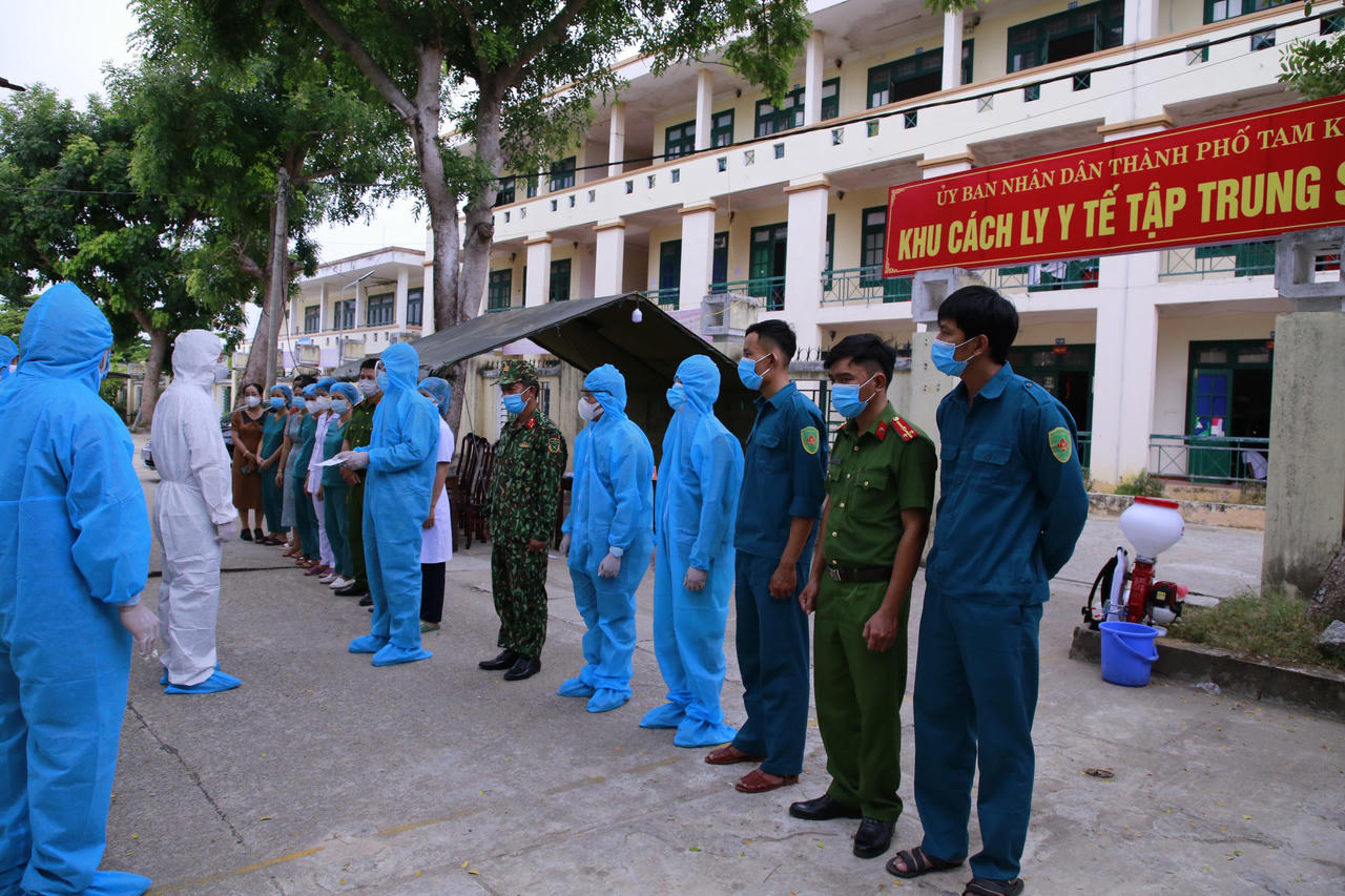 Chủ tịch tỉnh Quảng Nam thăm và tặng quà bà con đồng hương trở về từ TP HCM