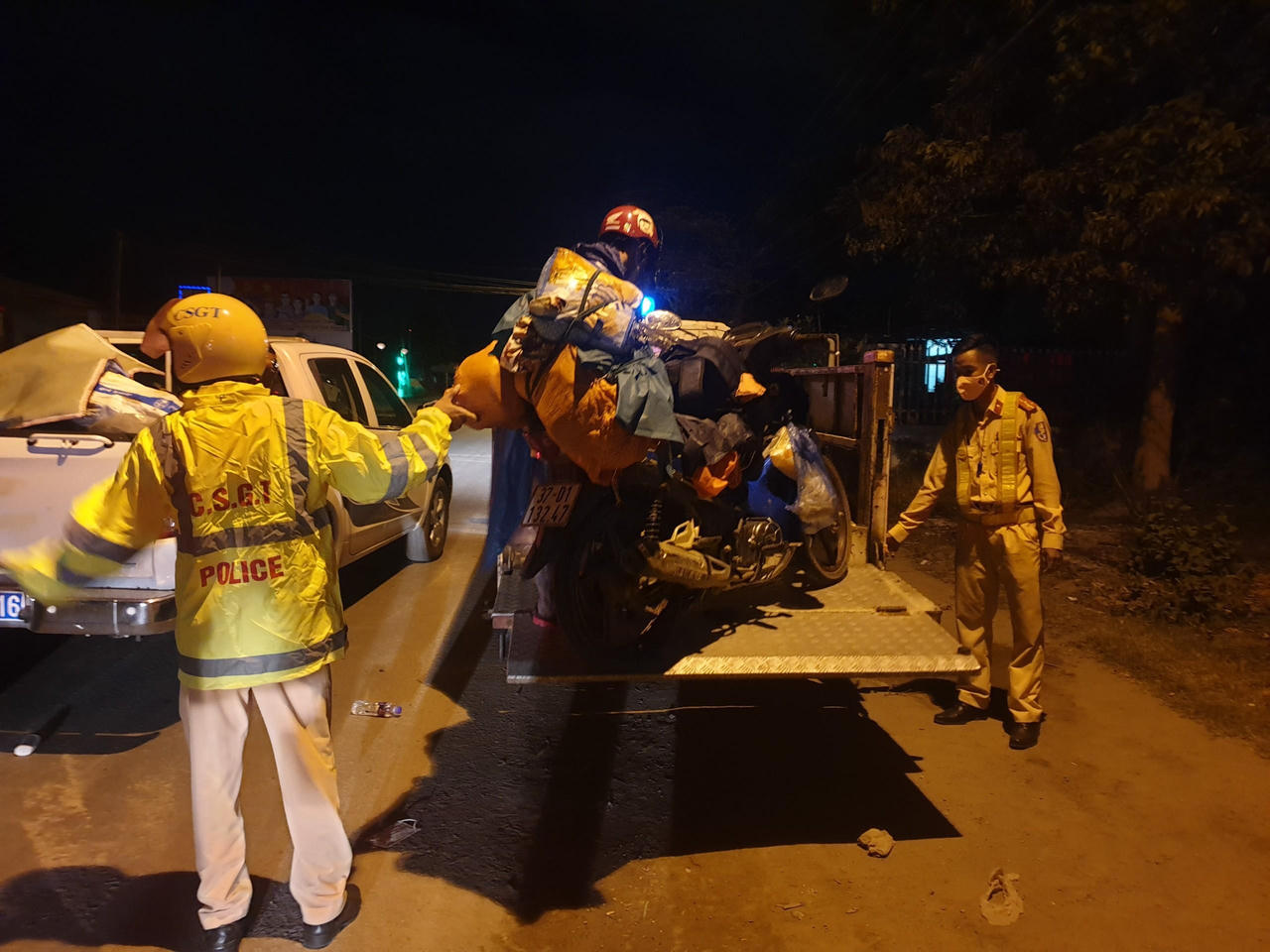 CSGT Đà Nẵng dẫn đường, tiếp sức cho hàng trăm người từ TP HCM về quê bằng xe máy