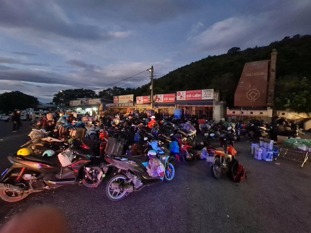 CSGT Đà Nẵng dẫn đường, tiếp sức cho hàng trăm người từ TP HCM về quê bằng xe máy