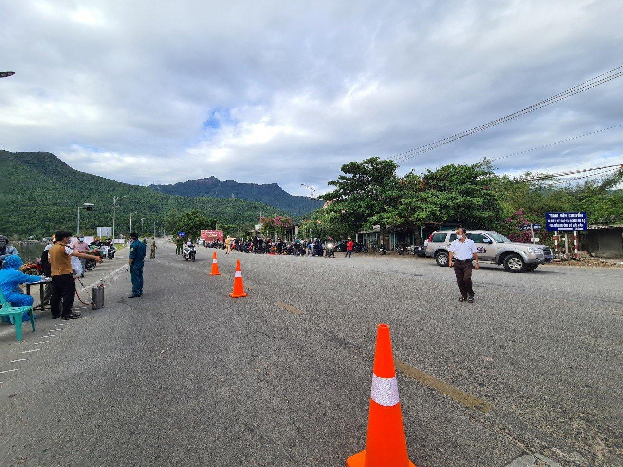 CSGT Đà Nẵng dẫn đường, tiếp sức cho hàng trăm người từ TP HCM về quê bằng xe máy