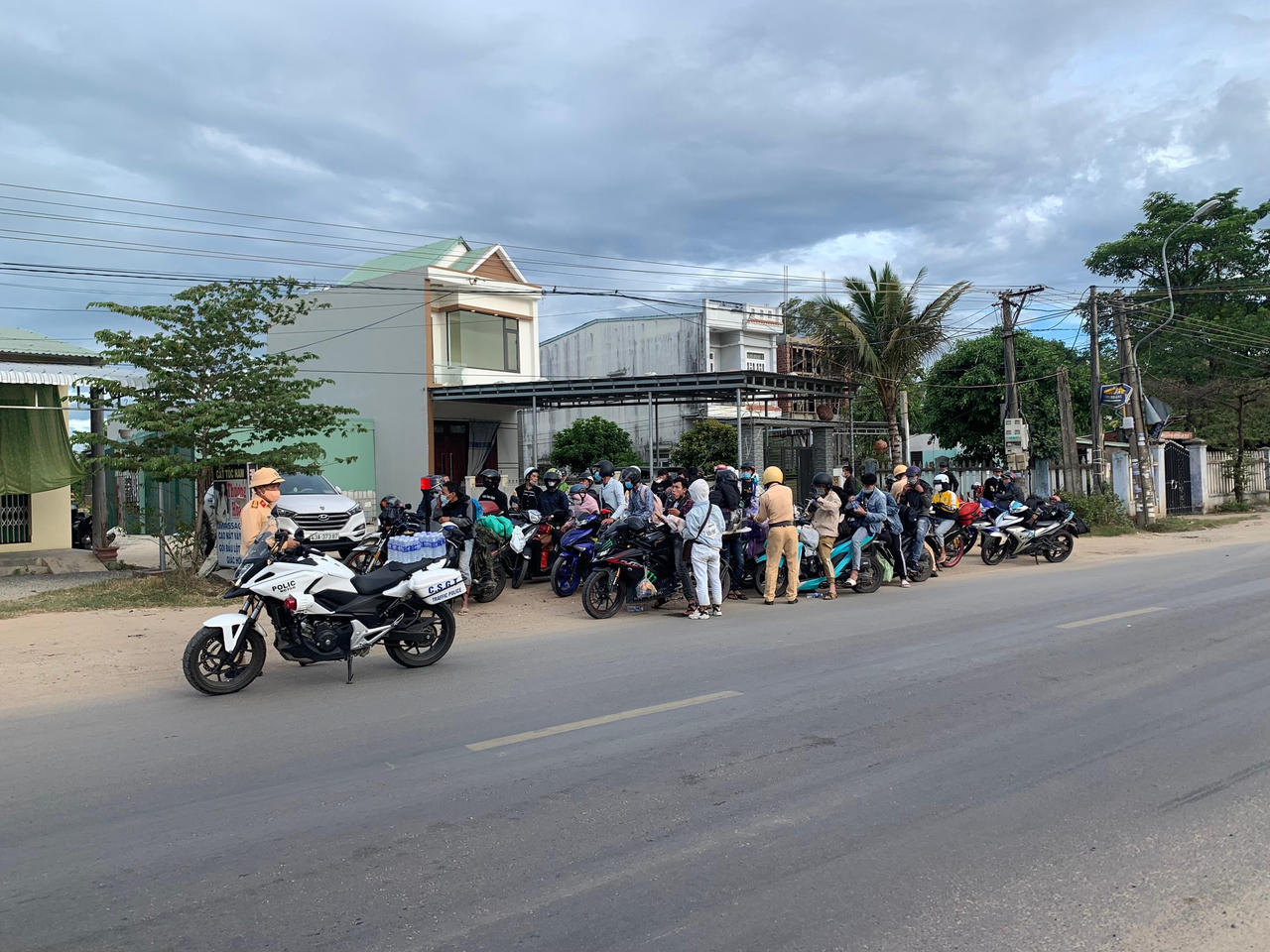 CSGT Đà Nẵng dẫn đường, tiếp sức cho hàng trăm người từ TP HCM về quê bằng xe máy