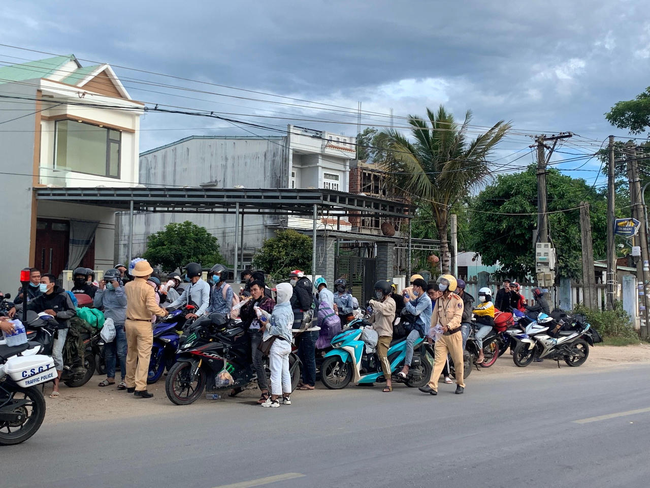 CSGT Đà Nẵng dẫn đường, tiếp sức cho hàng trăm người từ TP HCM về quê bằng xe máy