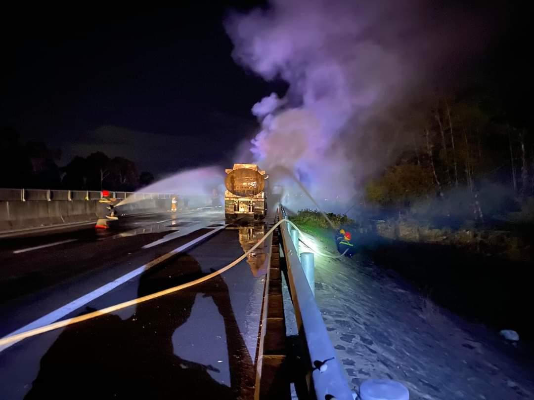 Xe đầu kéo bốc cháy dữ dội khi đang chạy trên cao tốc Đà Nẵng - Quảng Ngãi