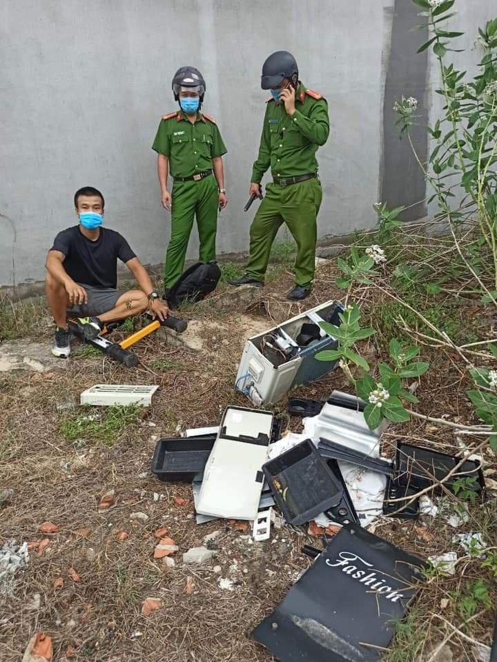 Tên trộm giả danh chủ nhà… mời công an vào uống nước