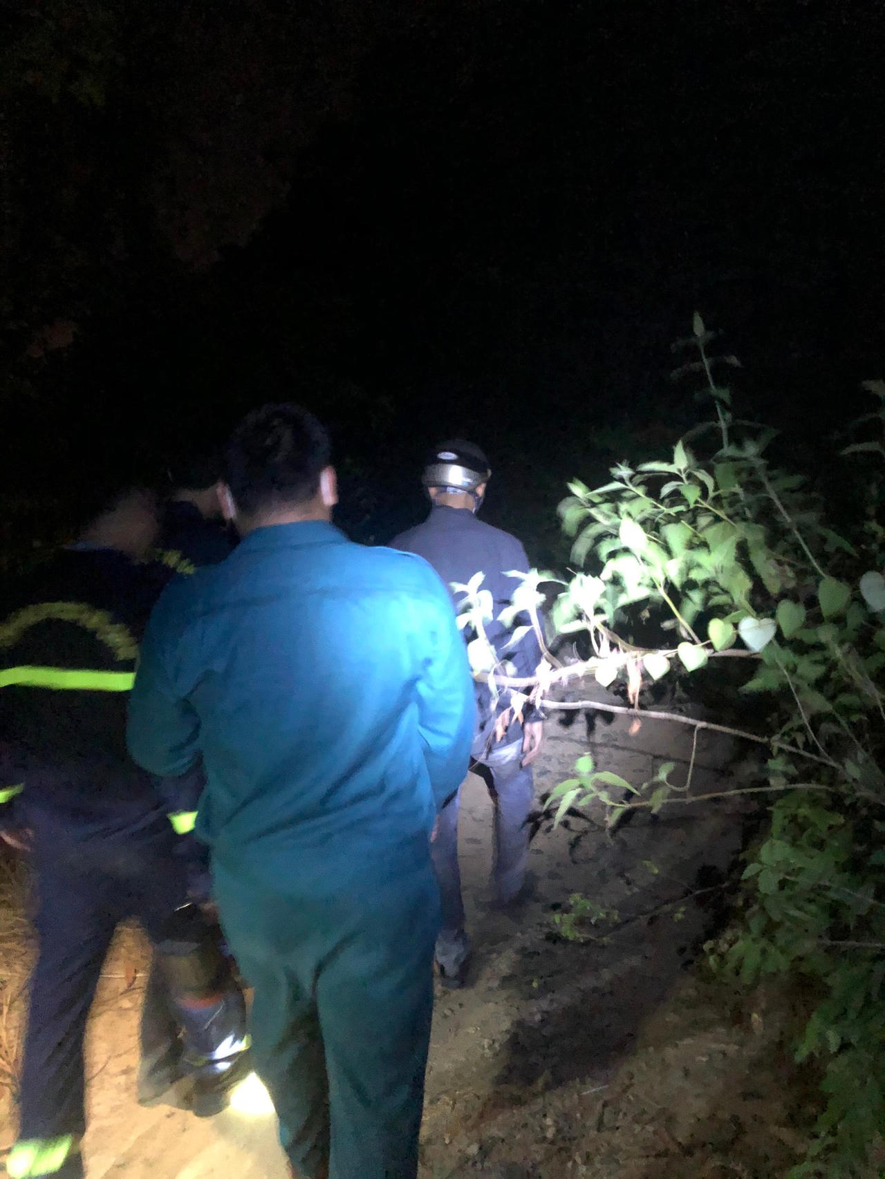 Cảnh sát giải cứu người đàn ông mắc kẹt trên vách núi giữa đám cháy rừng