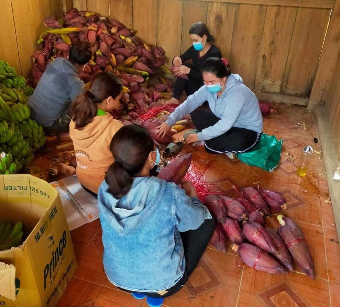 Đồng bào vùng sạt lở Trà Leng tặng hàng tấn nông sản cho tâm dịch TP HCM