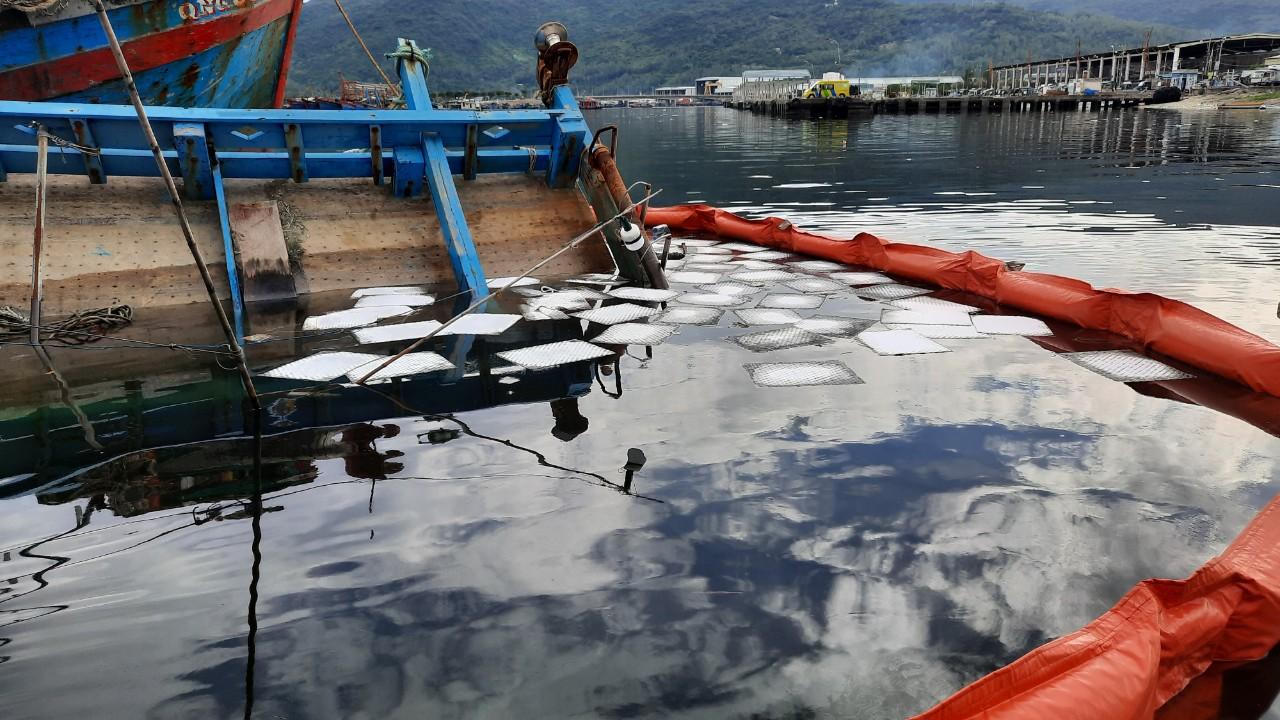 Xử lý sự cố tràn dầu do tàu chìm ở Âu thuyền Thọ Quang