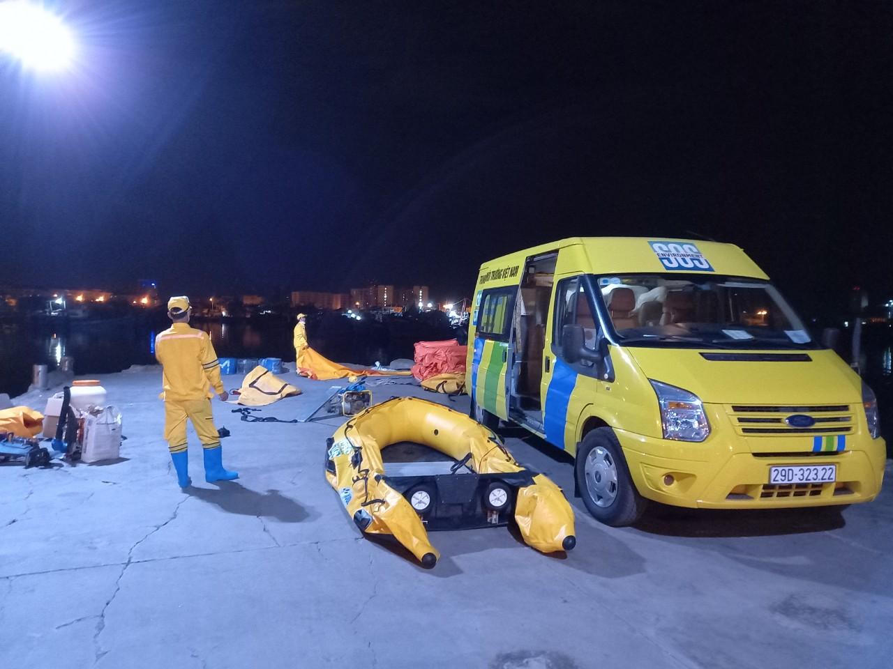 Xử lý sự cố tràn dầu do tàu chìm ở Âu thuyền Thọ Quang