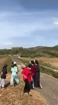 Mẫu thuẫn trên Facebook, nữ sinh lớp 10 bị nhóm bạn đánh hội đồng dã man